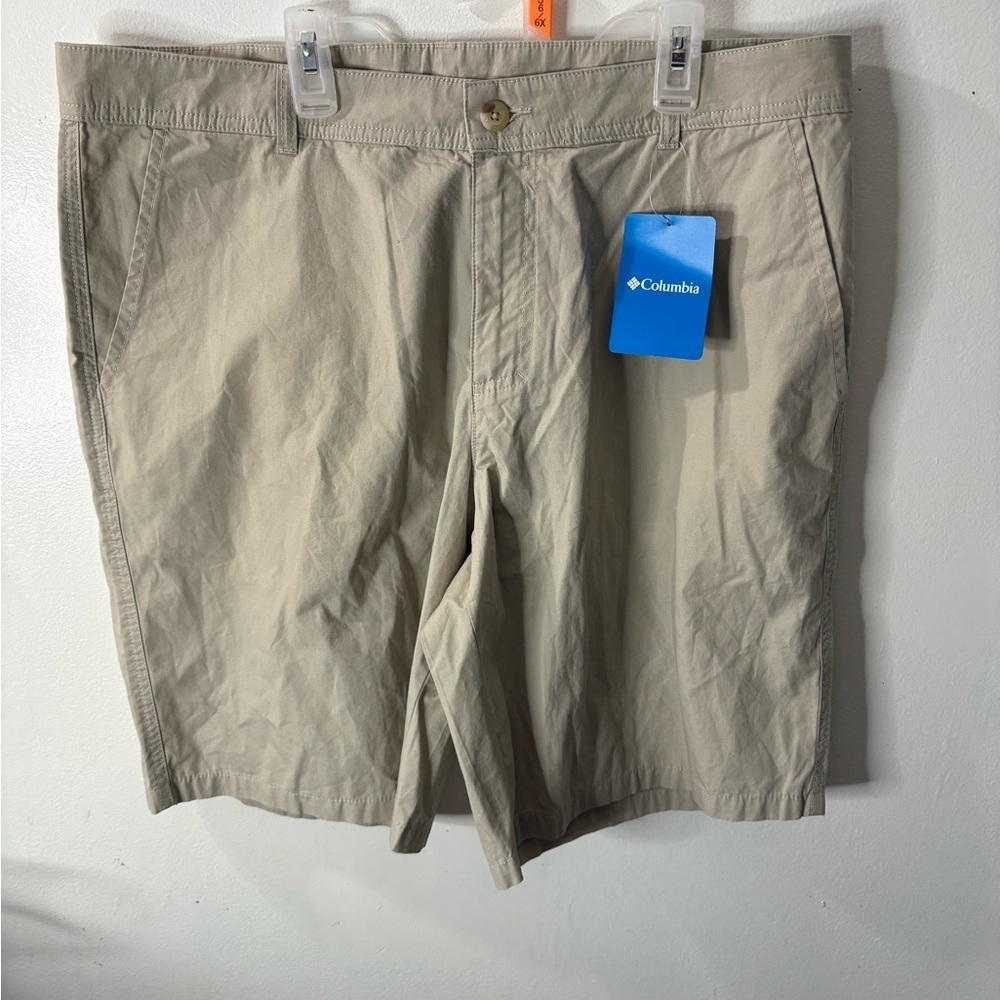 NWT modern classic khaki shorts size 36 Columbia